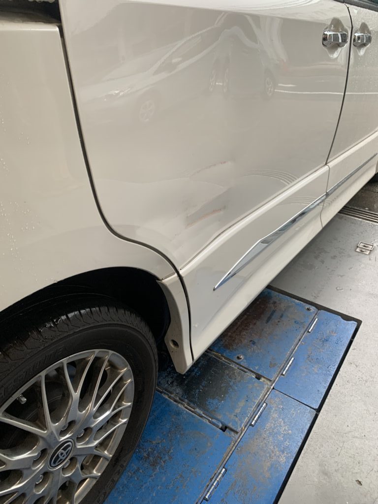 トヨタ ヴォクシー ZWR80W キズへこみ 板金塗装修理