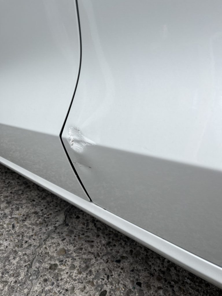 ボルボ V60 アルミパネル キズへこみ 板金塗装修理