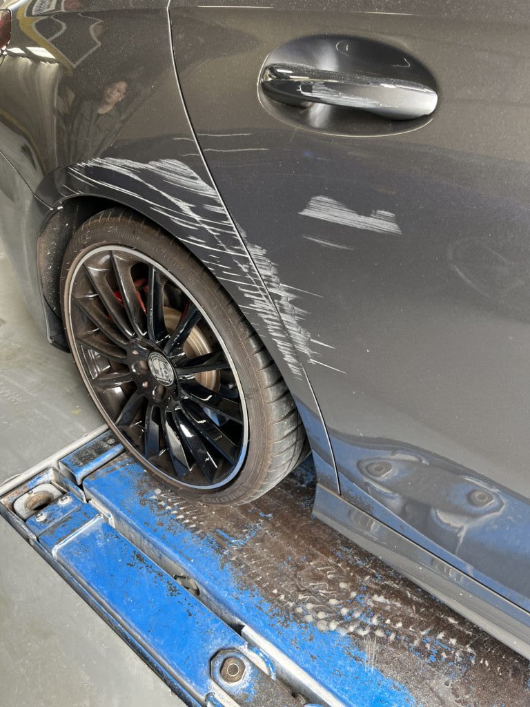 メルセデスベンツ A35 AMG キズへこみ 板金塗装修理