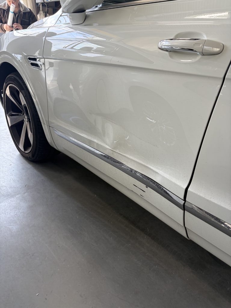 ベントレー ベンテイガ アルミパネル キズへこみ 板金塗装修理