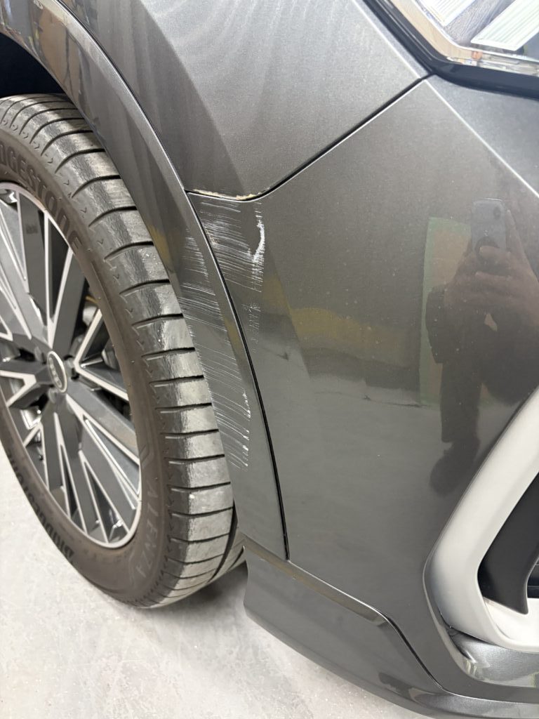 アウディ Q3 キズ へこみ 板金塗装修理